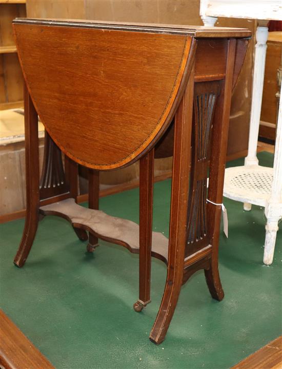 An Edwardian mahogany Sutherland table W.56cm
